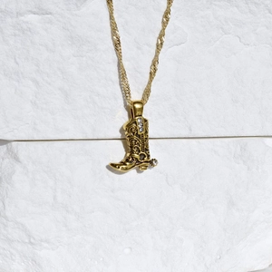 Gouden cowboylaars hanger ketting met gegraveerde textuur en fonkelende strassteentjes