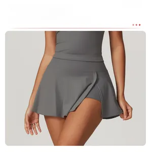 Dettaglio della gonna sportiva grigio scuro con spacco laterale e pantaloncini interni