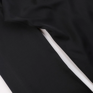 Vue macro détaillée des coutures invisibles et de la texture satinée lisse de cette robe