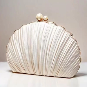 Borsa da sera a conchiglia color crema con raso a pieghe e chiusura con perle
