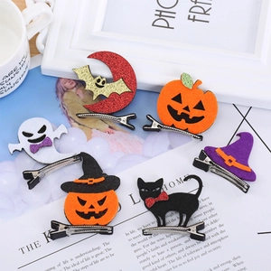 Détail de barrettes d'Halloween en feutrine avec motifs citrouille, fantôme et sorcière