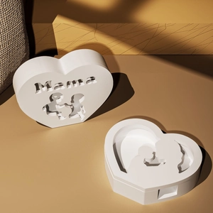 Detailed heart-shaped silicone mold featuring Mama text and mother-child silhouette engraving