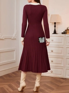 Robe longue plissée bordeaux élégante avec col blanc contrastant vue de l'arrière