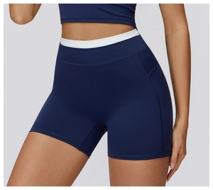 Détail du short de yoga bleu marine à taille haute avec ceinture côtelée blanche ajustée