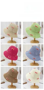 Détail de six chapeaux de paille à large bord avec rubans roses en diverses couleurs