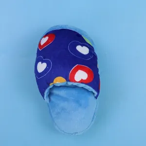 Pantofole in peluche blu per animali con cuori colorati e morbida flanella