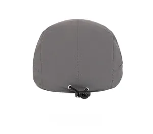 Vista posteriore del cappello grigio ad asciugatura rapida con coulisse regolabile