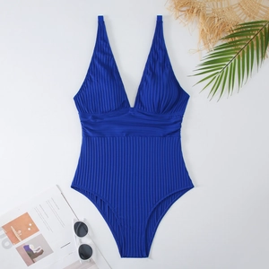 Costume da bagno blu a coste con scollo a V disteso con cappello estivo e occhiali