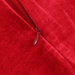 Détail macro du tissu en velours rouge et de la fermeture à glissière invisible discrète