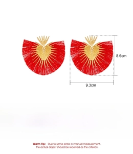 Detailansicht rote Fächerohrringe mit Quasten, goldenem Sonnenmuster und Maßenangaben