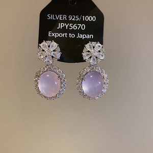 Détail des boucles d'oreilles en argent 925, calcédoine lavande et fleurs de zircon
