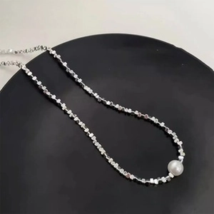 Detalle de la cadena de cubos de plata 925 con una perla blanca brillante