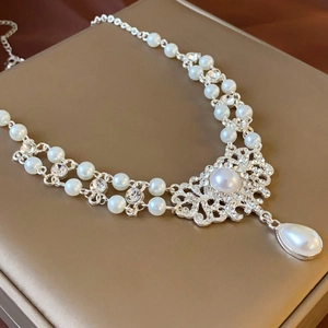Collier de perles baroques avec pendentif en cristal argenté de style palais français