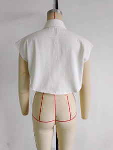 Vue arrière d'un crop top sans manches en denim blanc avec col classique sur un mannequin de couture