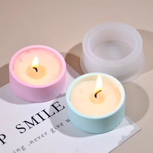 Molde cilíndrico de silicona DIY para portavelas de cemento con velas acabadas