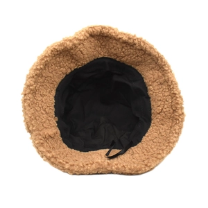 Détails de l'intérieur du chapeau bob en polaire avec cordon ajustable et doublure
