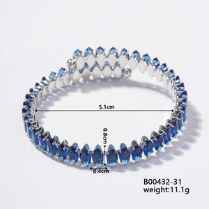 Detail view of marquise-cut blue gemstone bracelet with size 5.1cm and 11.1g weight
