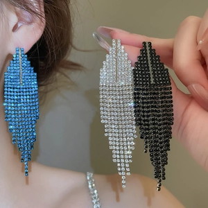 Vue détaillée de boucles d'oreilles géométriques à franges en bleu, argent et noir