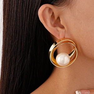 Boucles d'oreilles créoles dorées larges avec perle style géométrique pour femme