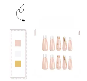 Détail de faux ongles coffin longs avec pointes French blanches et accents de feuilles d'or