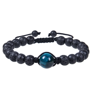 Dettaglio del cordino intrecciato regolabile con occhio di tigre blu 12mm e pietre laviche