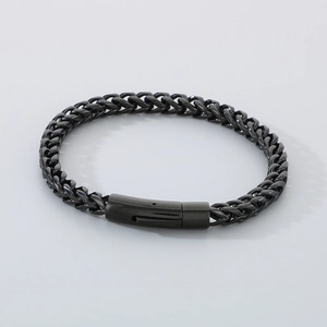 Dettaglio macro del bracciale a catena in acciaio nero da 6mm con chiusura a molla