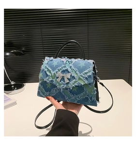 Détail du sac à damier en denim avec motif étoile dégradé et bords effilochés
