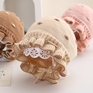 Cappelli in maglia per neonati con bordi a volant e pois in marrone, beige e rosa