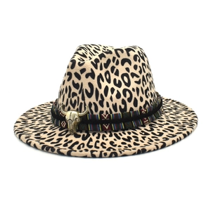 Chapeau fedora imprimé léopard avec bande ethnique et accessoire tête de taureau