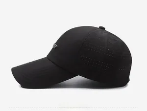 Vista laterale di un cappello nero ad asciugatura rapida con fori di laser-cut
