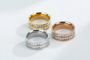 Detailansicht der doppelreihigen Kristallringe in Gold-, Silber- und Roségoldtönen