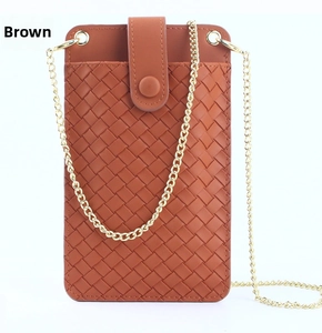 Vue détaillée du mini sac bandoulière marron tressé avec chaîne dorée chic