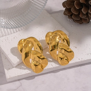 Boucles d'oreilles dorées vintage avec design noué irrégulier et lignes géométriques