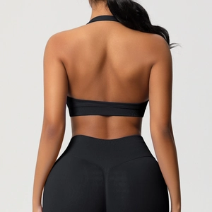 Gros plan sur un ensemble de yoga côtelé sans couture noir avec dos nu et taille haute