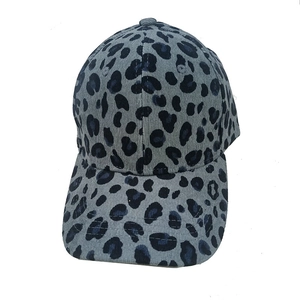 Vista dettagliata del cappello da baseball leopardato con visiera curva e corona a 6 pannelli
