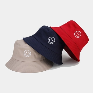 Trois bobs unisexes en coton avec broderie smiley en kaki, bleu marine et rouge