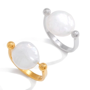 Set di anelli con perle barocche in oro e argento con ampia fascia in acciaio lucido