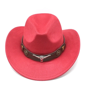 Détail d'un chapeau de cow-boy en daim rouge avec bande en cuir brun et boucle taureau