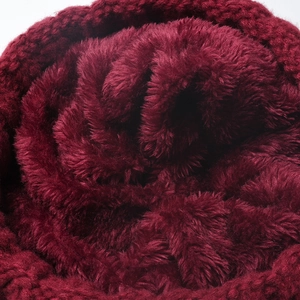 Dettaglio cappello invernale rosso vino con calda e soffice fodera in pile interna
