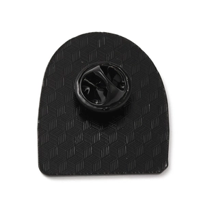 Vue arrière d'une broche en émail noir avec texture en nid d'abeille et fermoir en caoutchouc