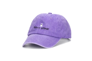 Dettaglio del ricamo Future Ghost su un cappellino in cotone lavato viola vintage