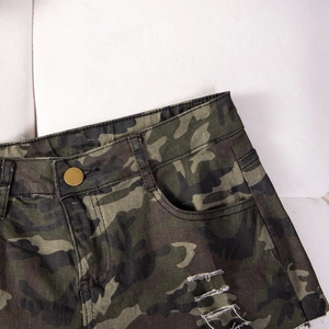 Detail der Camouflage-Jeansshorts mit hoher Taille, Metallknöpfen und Distressed-Saum