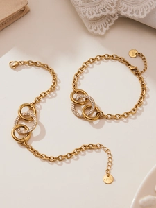 Gros plan détaillé des bracelets en acier plaqué or 18 carats avec anneaux sertis de zircons