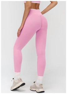 Dettaglio dei leggings da yoga rosa con strisce bianche laterali e vita alta a compressione