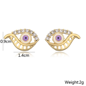 Detail of 18K gold evil eye stud earrings with dimensions 1.4x0.9cm and 2g weight