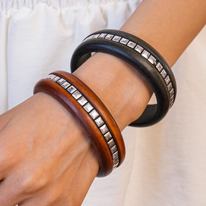 Détail de joncs vintage en bois marron et noir avec des clous métalliques carrés