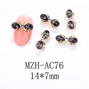 Details von 14x7mm goldenen Metall-Schleifen mit schwarzen Strasssteinen für Nagelkunst