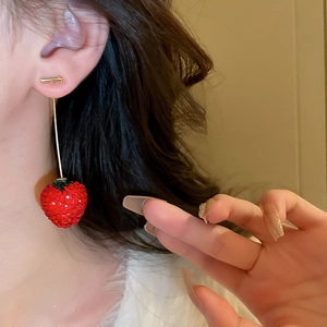 Boucles d'oreilles fraises élégantes avec cristaux rouges sur une longue chaîne d'or