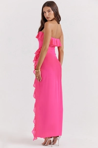 Détail de robe bustier rose fuchsia avec volants et fente latérale élégante
