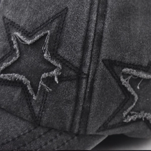 Detail von distressed Stern-Patchwork auf gewaschenem Baumwollstoff für Baseballkappe